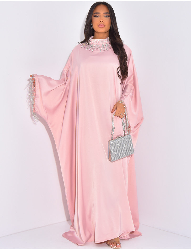 Abaya premium en satin à strass et cristaux au col