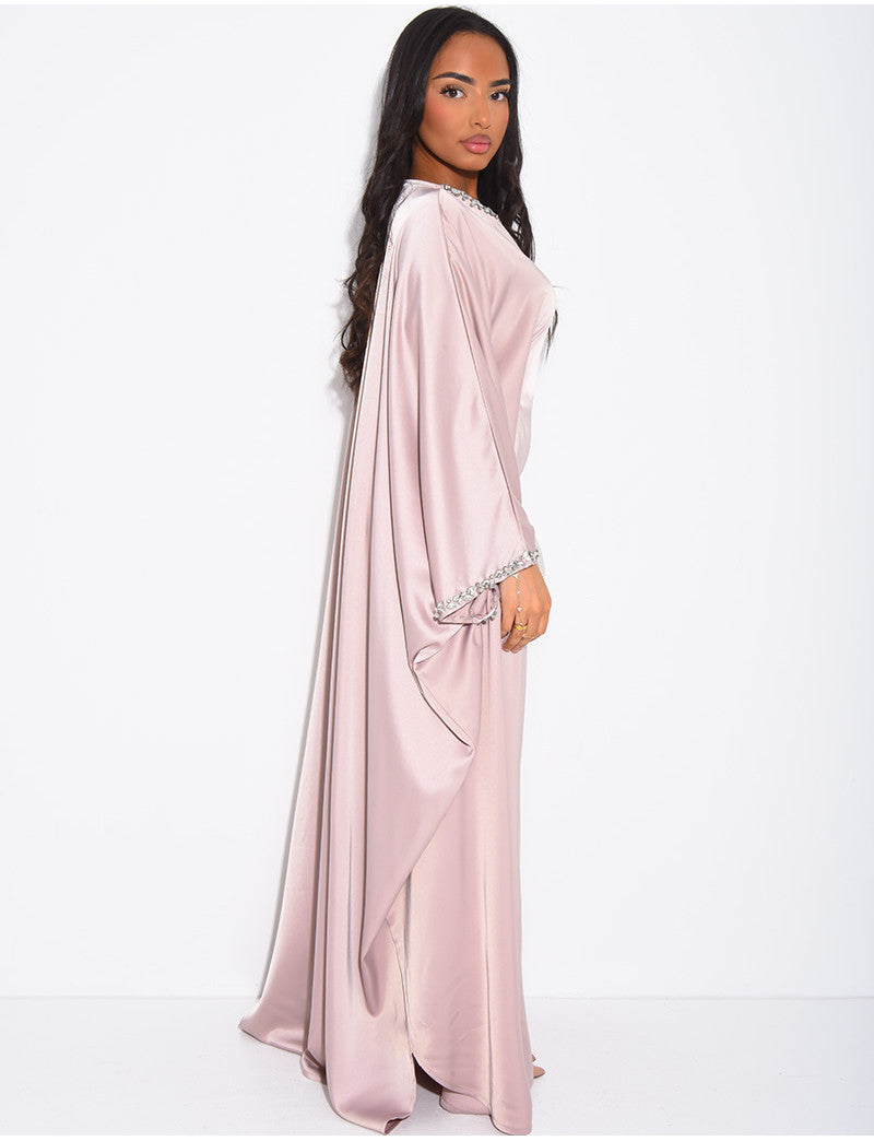 Abaya papillon en satin ornée de cristaux au col et sur les manches