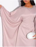 Abaya papillon en satin ornée de cristaux au col et sur les manches