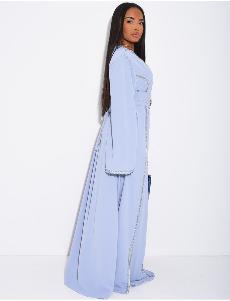 Abaya en satin ornée de cristaux et ceinture + broche à la taille
