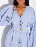 Abaya en satin ornée de cristaux et ceinture + broche à la taille