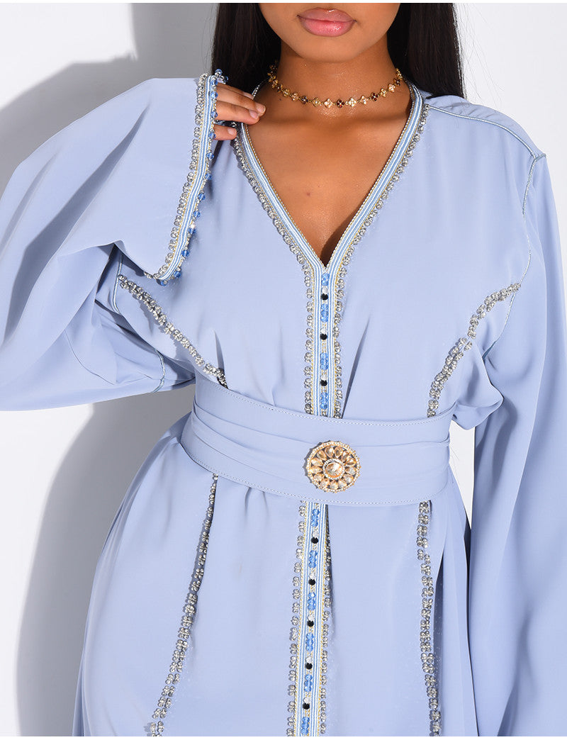 Abaya en satin ornée de cristaux et ceinture + broche à la taille