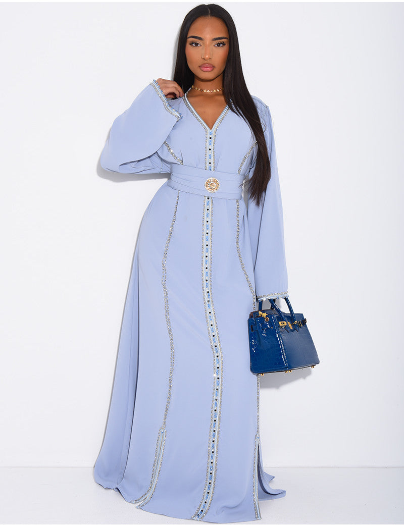Abaya en satin ornée de cristaux et ceinture + broche à la taille