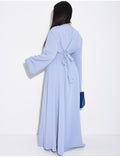 Abaya en satin ornée de cristaux et ceinture + broche à la taille