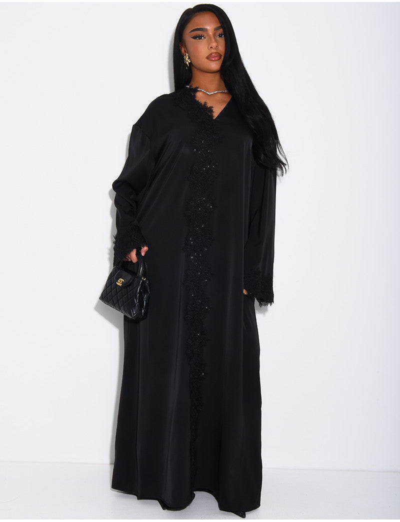 Abaya ample en satin fluide à empiècements en dentelle à strass