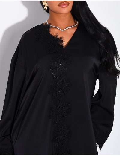 Abaya ample en satin fluide à empiècements en dentelle à strass