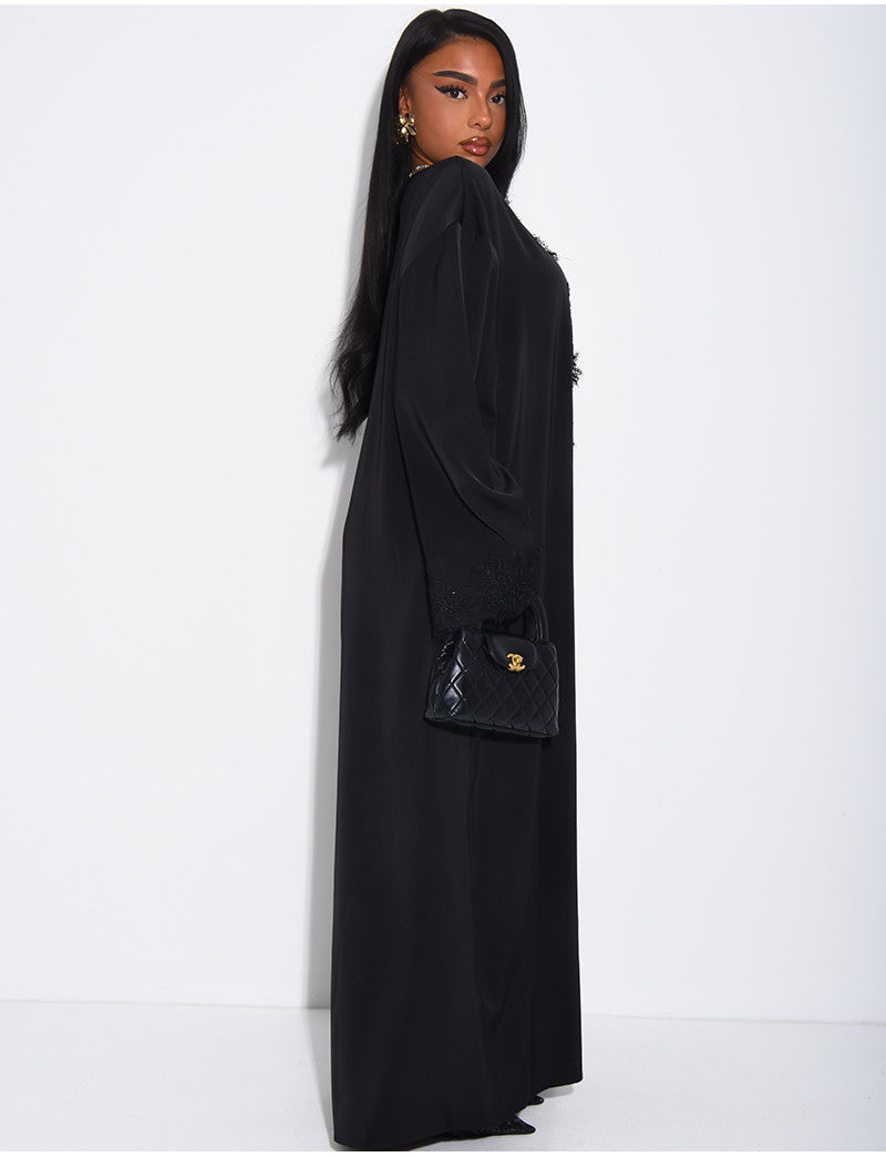 Abaya ample en satin fluide à empiècements en dentelle à strass