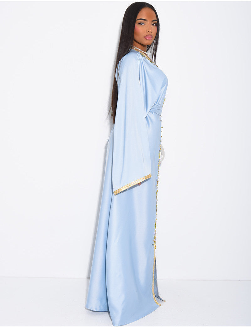 Abaya premium en satin à cristaux cousus à la main et liseré doré