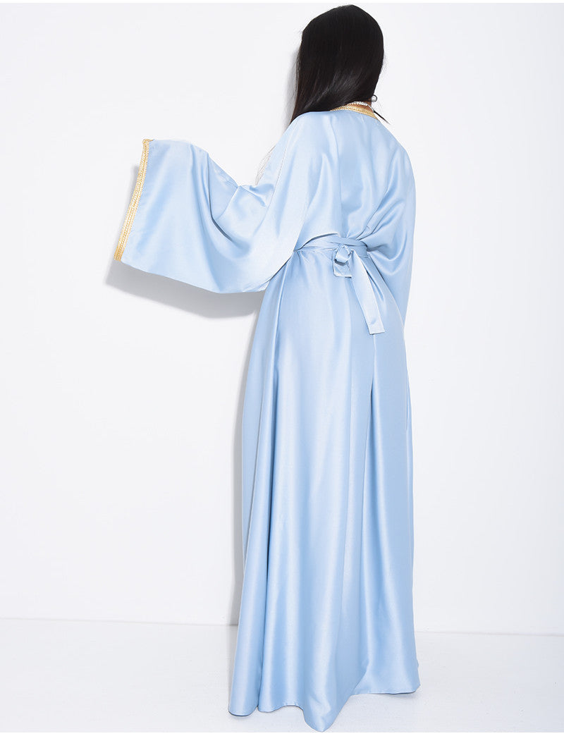 Abaya premium en satin à cristaux cousus à la main et liseré doré