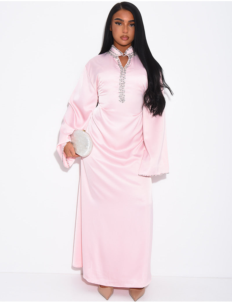 Abaya premium en satin à cristaux brodés à la main & ceinture à la taille