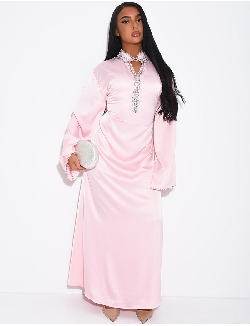 Abaya premium en satin à cristaux brodés à la main & ceinture à la taille