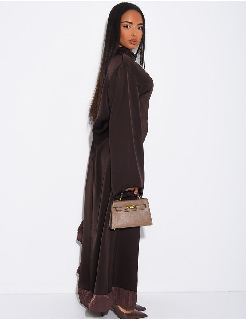 Abaya en satin à empiècements volants sur le côté