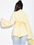 Blouse col montant à attaches qui se noue dans le dos