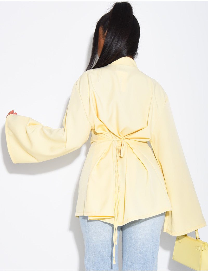 Blouse col montant à attaches qui se noue dans le dos