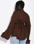 Blouse col montant à attaches qui se noue dans le dos