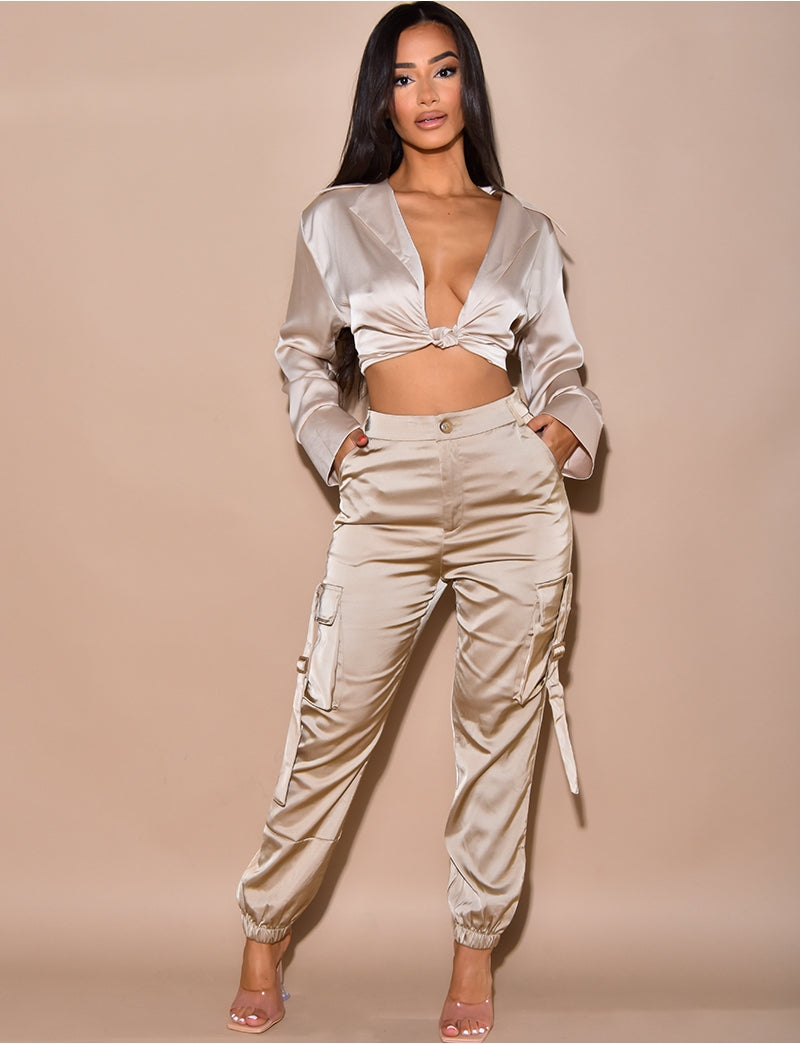 Chemise courte en satin nouée
