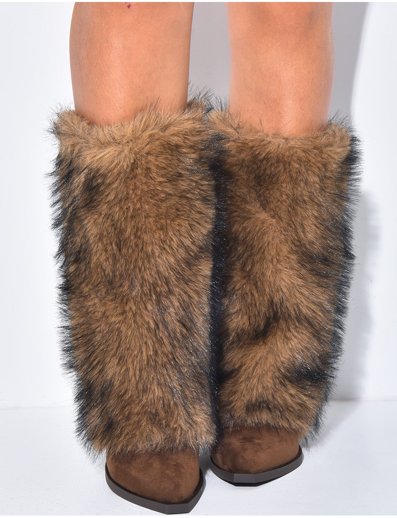 Bottes en suédine style santiag à talons carré et rabat en fausse fourrure