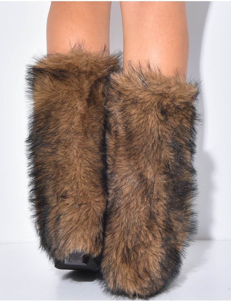Bottes en suédine style santiag à talons carré et rabat en fausse fourrure