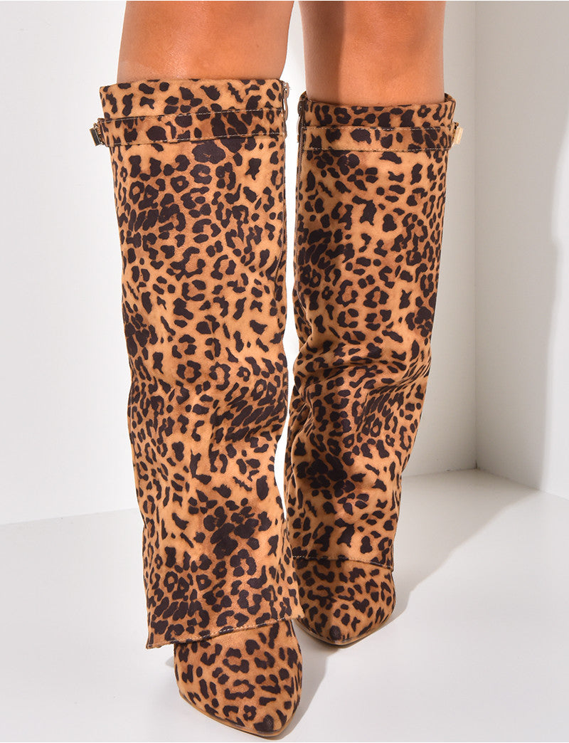Bottes en suédine à talons carré et rabat léopard