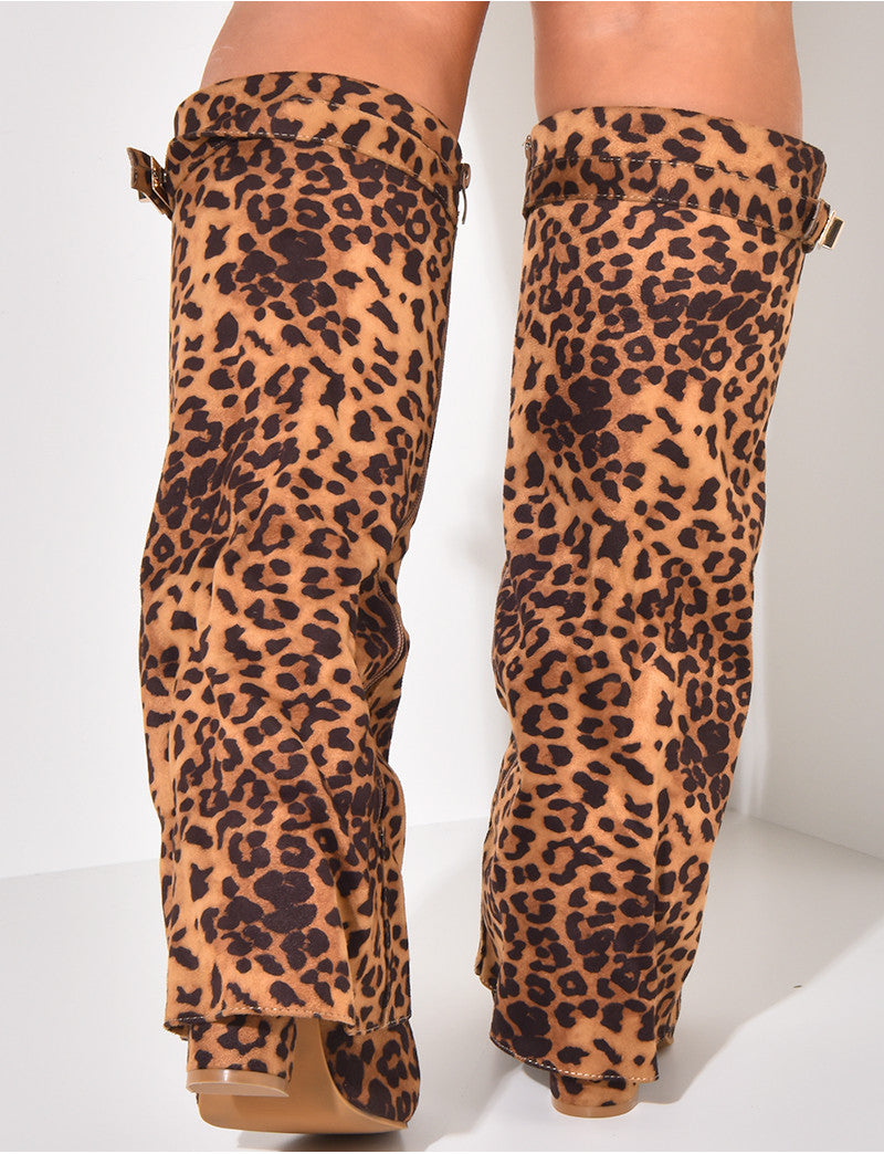 Bottes en suédine à talons carré et rabat léopard