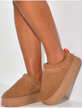 Chaussons compensées en peau de mouton brodées
