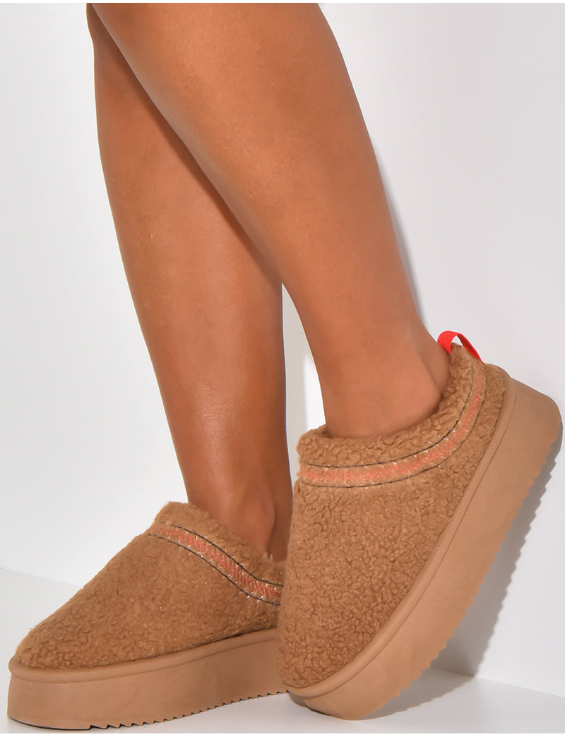 Chaussons compensées en peau de mouton brodées