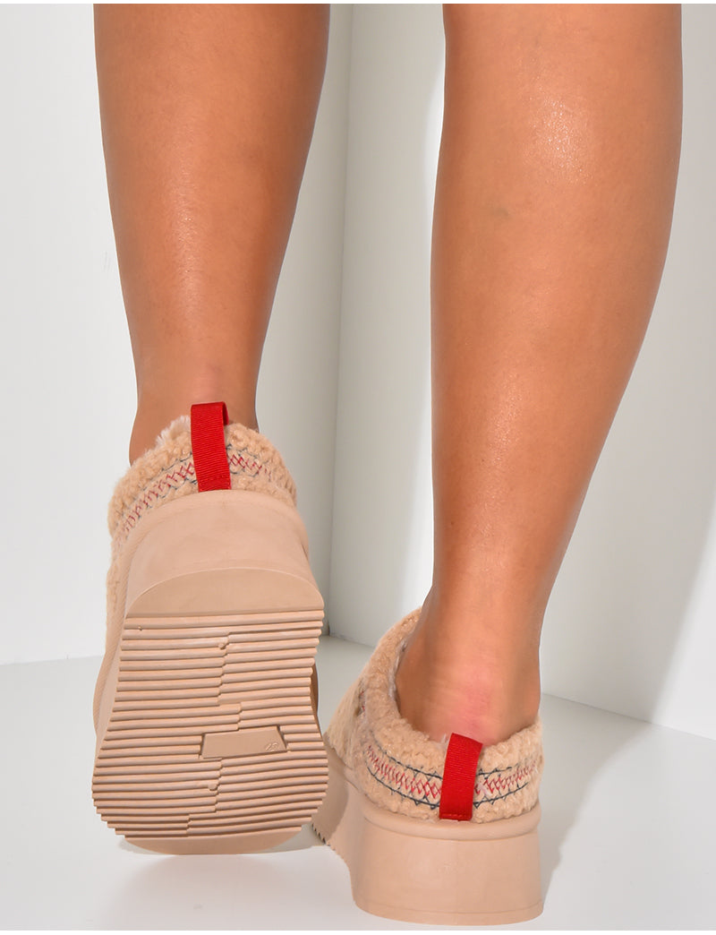 Chaussons compensées en peau de mouton brodées