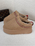 Chaussons compensées en peau de mouton brodées