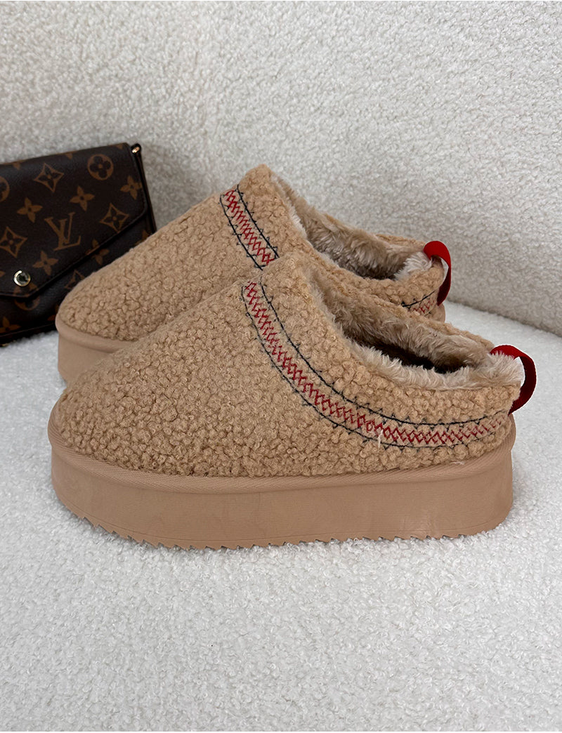 Chaussons compensées en peau de mouton brodées