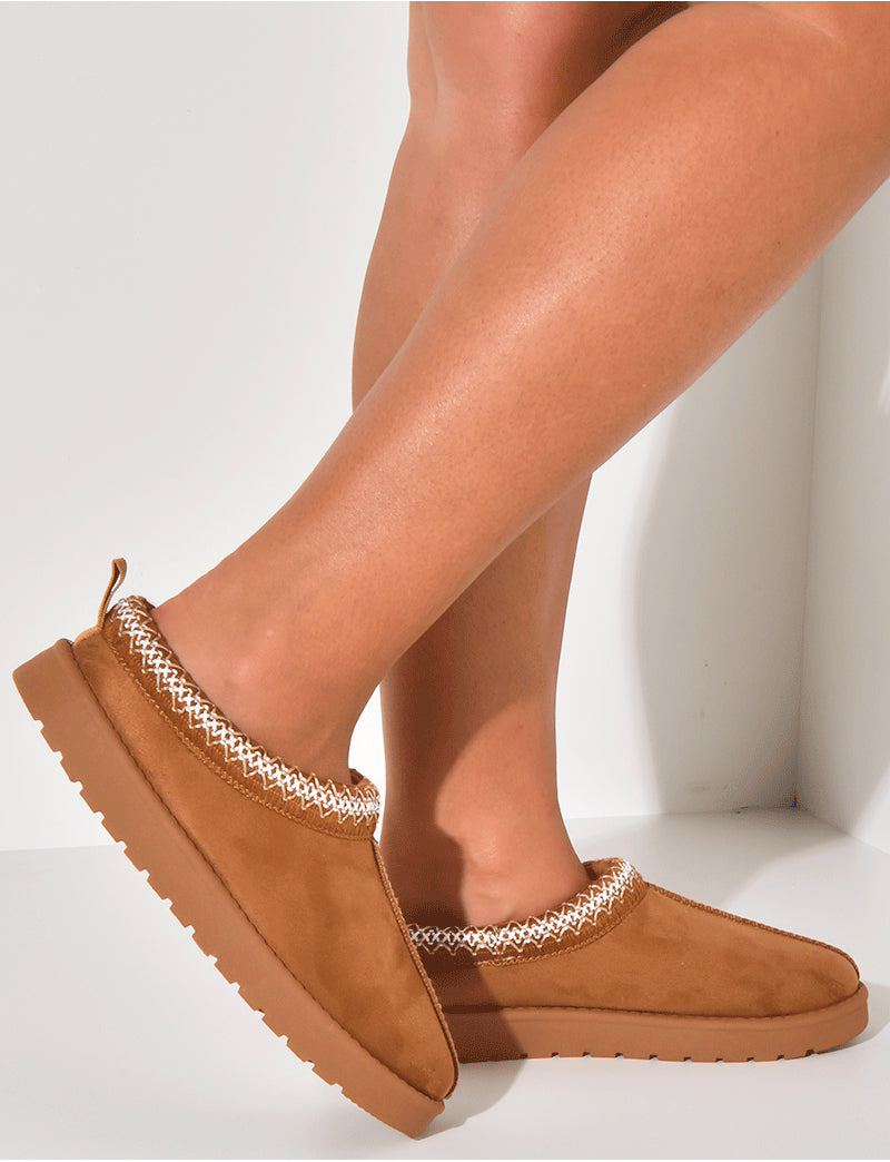 Chaussons en suédine à broderies