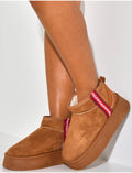 Bottines compensées fourrées en suédine brodées