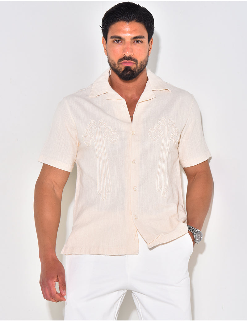 Chemise à motifs brodés en lin