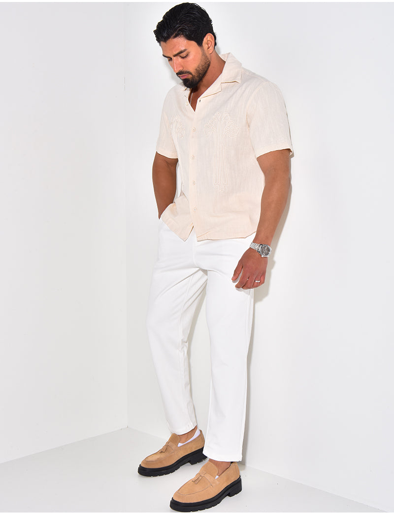 Chemise à motifs brodés en lin