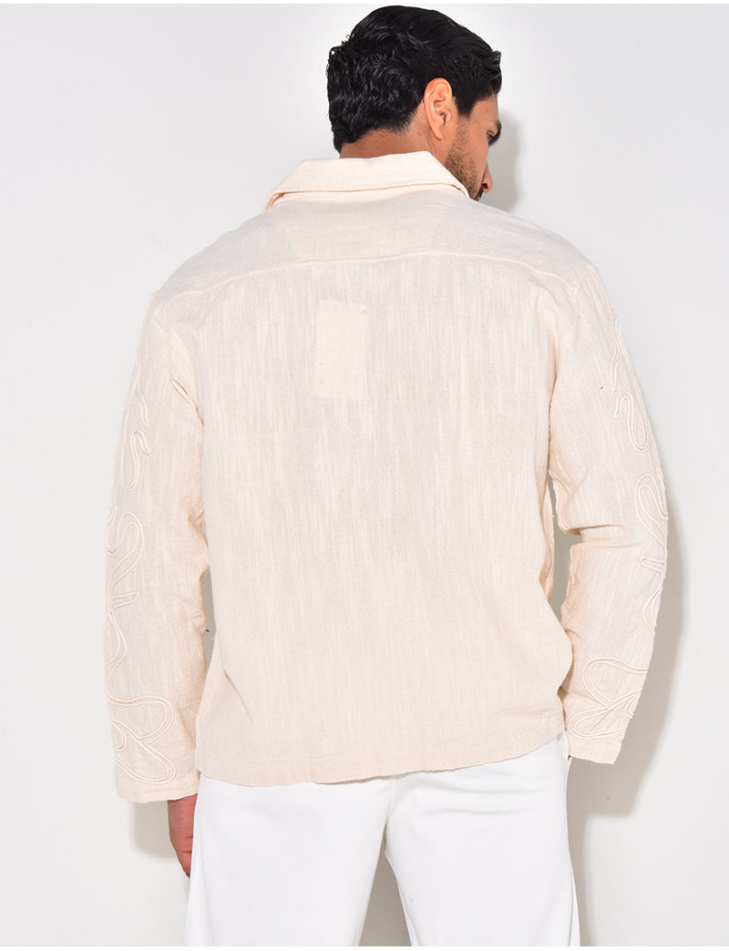 Chemise en lin manches longues à motifs brodés sur les manches