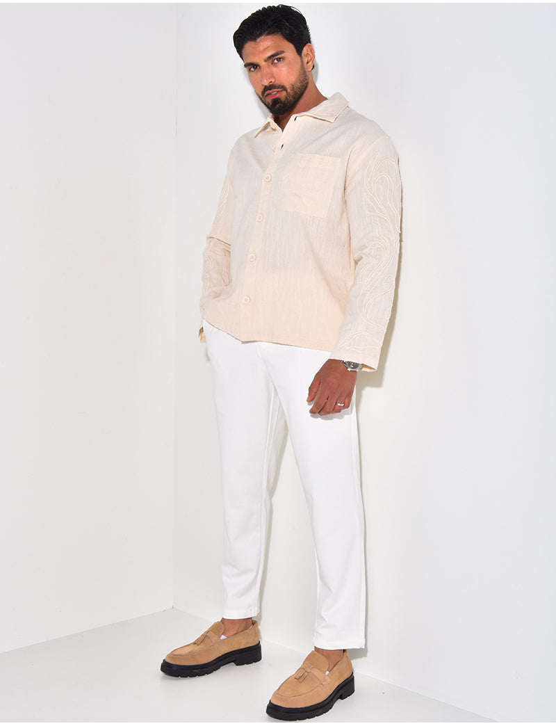 Chemise en lin manches longues à motifs brodés sur les manches