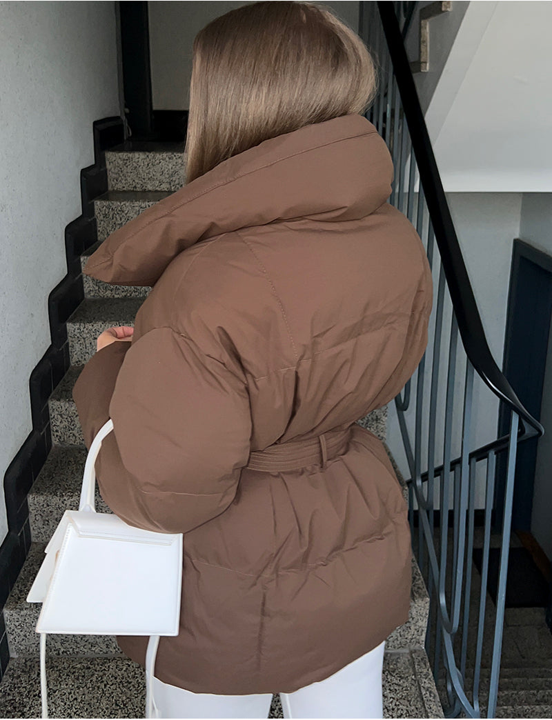 Doudoune mi-longue matelassée avec ceinture à nouer
