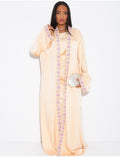 Ensemble en satin premium robe et kimono à bordures brodées