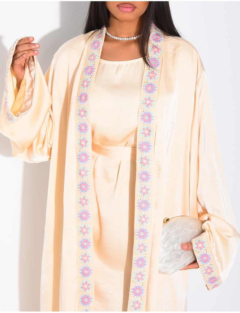 Ensemble en satin premium robe et kimono à bordures brodées