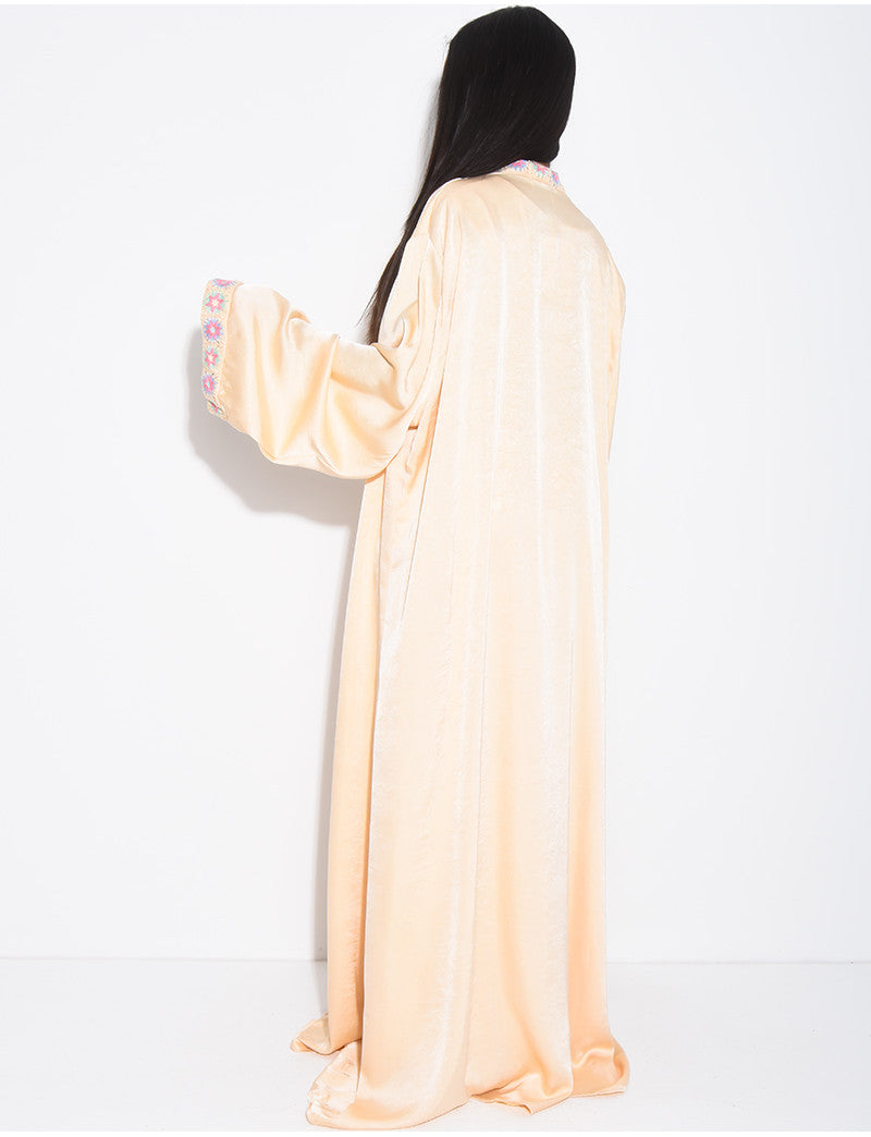 Ensemble en satin premium robe et kimono à bordures brodées