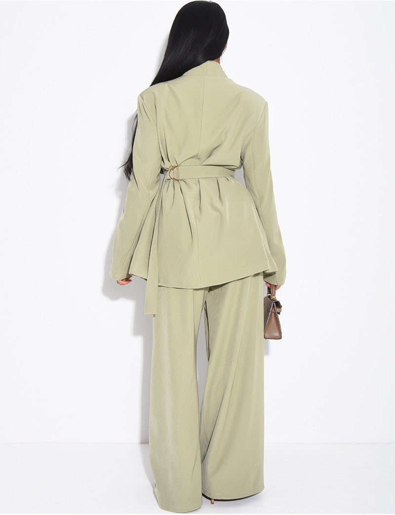 Ensemble blazer col montant ajusté dans le dos et pantalon coupe droite