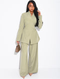 Ensemble blazer col montant ajusté dans le dos et pantalon coupe droite