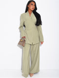 Ensemble blazer col montant ajusté dans le dos et pantalon coupe droite
