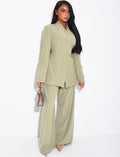 Ensemble blazer col montant ajusté dans le dos et pantalon coupe droite