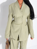 Ensemble blazer col montant ajusté dans le dos et pantalon coupe droite