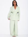 Ensemble de tailleur blazer cintré et pantalon droit