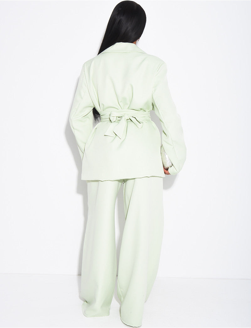 Ensemble de tailleur blazer cintré et pantalon droit