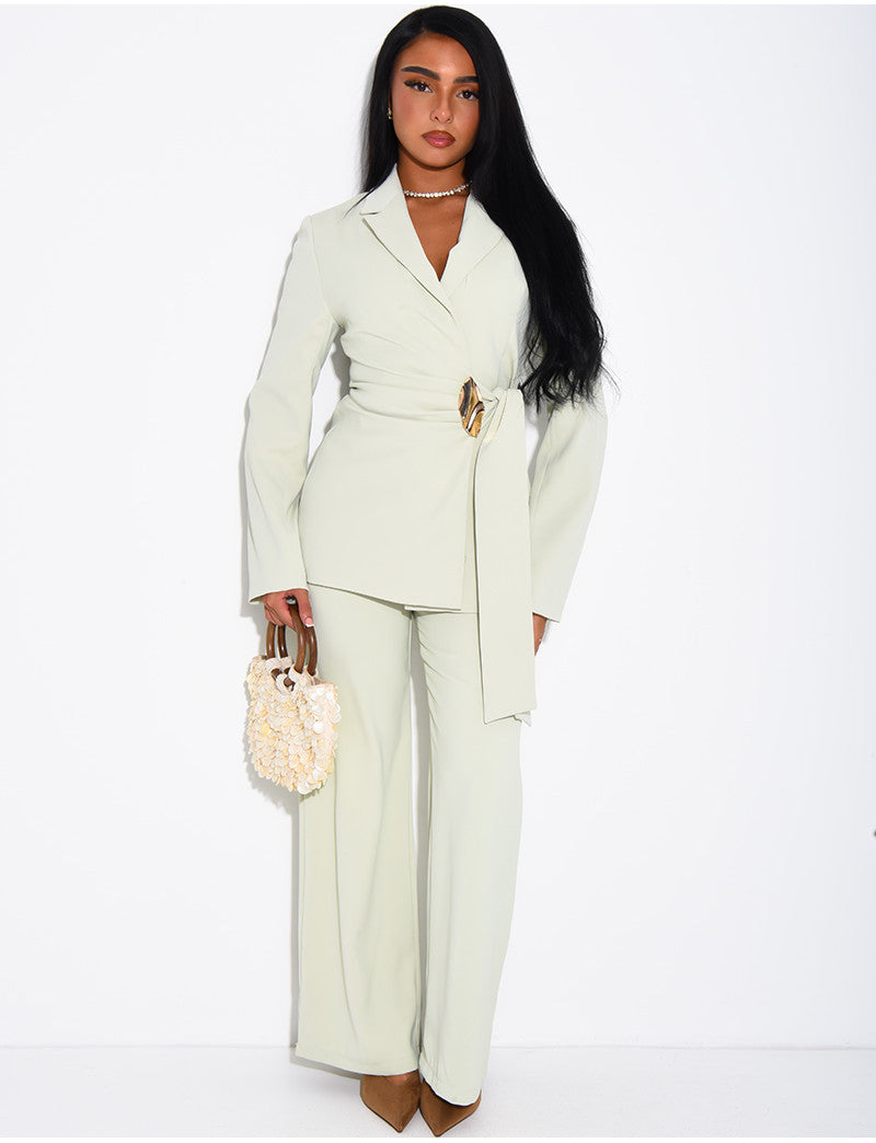 Ensemble de tailleur pantalon et blazer à nouer avec broche dorée