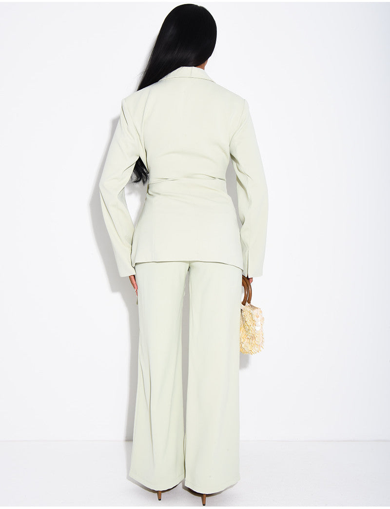 Ensemble de tailleur pantalon et blazer à nouer avec broche dorée