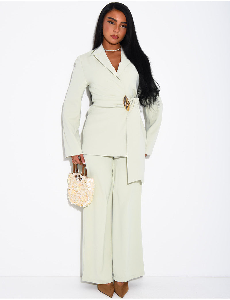 Ensemble de tailleur pantalon et blazer à nouer avec broche dorée