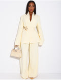 Ensemble de tailleur pantalon et blazer à nouer avec broche dorée